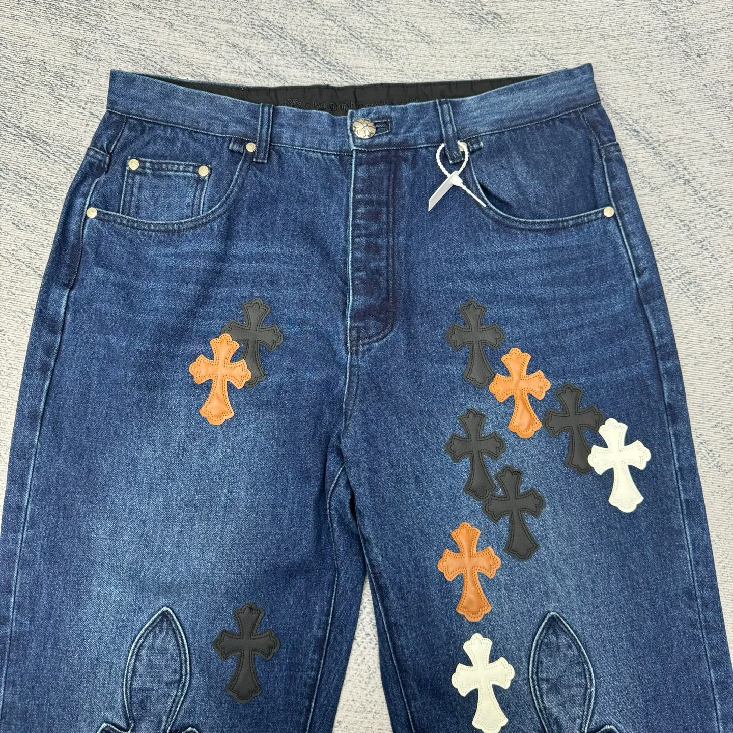 P750 Chrome Heat CH limited flame patch leather jeans Size: 30/32/34/36/38 This jeans is a store VIP limited edition (can only be purchased by store VIPs) and is not an official website model, so it is even rarer. When we got it back, we found that these pants were different from the usual 501 version. These pants were made of CH's own soleplate, not the 501 soleplate. So I can only customize the fabrics myself and rely on various relationships to get the raw material fabrics. The washing process also took dozens of attempts to finally achieve the effect we wanted. This pair of pants uses a total of 35 pieces of leather, all of which are second-layer cowhide. Therefore, whether the material is leather label or wash label, fabric or hardware, the mold needs to be re-opened and the cross must be sewn manually (in order to restore it, it can only be done manually).